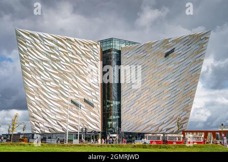 Belfast, UK, Aug 2019 Vorderansicht des majestätischen Gebäudes des Titanic Museums, das sich im Titanic Quarter der Stadt befindet, wo die RMS Titanic gebaut wurde Stockfoto