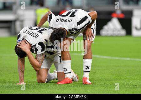 Turin, Italien. September 2021. Leonardo Bonucci und Paulo Dybala vom FC Juventus im Einsatz während des Spiels der Serie A 2021/22 zwischen dem FC Juventus und dem AC Mailand am 19. September 2021 in Turin, Italien.Quelle: Independent Photo Agency/Alamy Live News Stockfoto