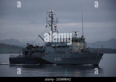 FGS Homburg (M1069), ein Minenjäger der Frankenthal-Klasse (oder Typ 332), der von der deutschen Marine betrieben wird, passiert Greenock auf dem Firth of Clyde, bevor er an den militärischen Übungen Dynamic Mariner 2021 und Joint Warrior 21-2 teilnahm. Stockfoto