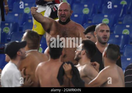 Roma, Italien. September 2021. Die Fans von Cagliari calcio feiern während des Fußballspiels der SS Lazio und Cagliari Calcio im Olimpico-Stadion in Rom (Italien) am 19. September 2021. Foto Antonietta Baldassarre/Insidefoto Kredit: Insidefoto srl/Alamy Live News Stockfoto