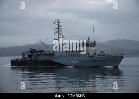 FGS Homburg (M1069), ein Minenjäger der Frankenthal-Klasse (oder Typ 332), der von der deutschen Marine betrieben wird, passiert Greenock auf dem Firth of Clyde, bevor er an den militärischen Übungen Dynamic Mariner 2021 und Joint Warrior 21-2 teilnahm. Stockfoto