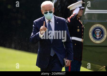 Washington, DC, USA. September 2021. US-Präsident Joe Biden zeigt sich auf dem South Lawn des Weißen Hauses, nachdem er am 20. September 2021 von Marine One in Washington, DC, USA, eintraf. Präsident Biden soll am 20. September nach New York City aufbrechen, um vor der Generalversammlung der Vereinten Nationen am 21. September eine Rede zu halten. Quelle: Michael Reynolds/Pool via CNP/dpa/Alamy Live News Stockfoto