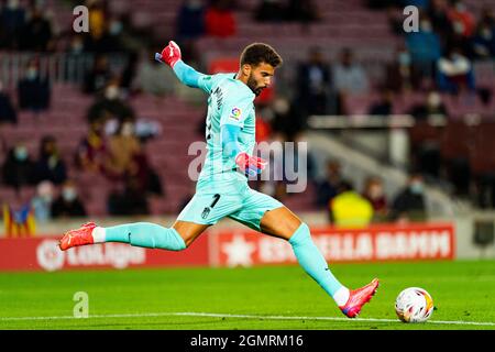 Barcelona, Spanien. September 2021. Maximiano (Granada CF), während des Fußballspiels der La Liga zwischen dem FC Barcelona und dem FC Granada, am 20. September 2021 im Stadion Camp Nou in Barcelona, Spanien. Foto: SIU Wu Credit: dpa/Alamy Live News Stockfoto