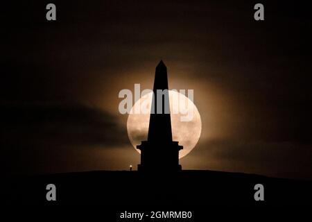 Todmorden, Großbritannien, 20. September 2021. Ein Vollmond, der als Erntemond bekannt ist, erhebt sich über Stoodley Pike in der Nähe der Stadt Todmorden in Nordengland, Quelle: Jon Super/Alamy Live News. Stockfoto