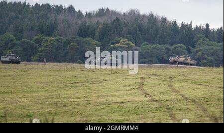 Britische Armee Krieger FV510 Infanterie kämpfen Fahrzeugpanzer in Aktion bei einer militärischen Übung, Salisbury Plain, Wilts UK Stockfoto