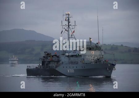 FGS Homburg (M1069), ein Minenjäger der Frankenthal-Klasse (oder Typ 332), der von der deutschen Marine betrieben wird, passiert Greenock auf dem Firth of Clyde, bevor er an den militärischen Übungen Dynamic Mariner 2021 und Joint Warrior 21-2 teilnahm. Das Schiff wird hier als führendes Boot der Royal Norwegian Navy in der reine-Klasse KNM Olav Tryggvaso (A536) gesehen. Stockfoto