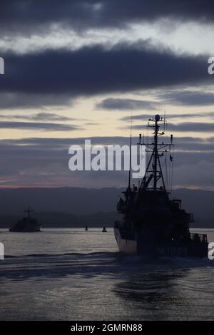 FGS Homburg (M1069), ein Minenjäger der Frankenthal-Klasse (oder Typ 332), der von der deutschen Marine betrieben wird, passiert Greenock auf dem Firth of Clyde, bevor er an den militärischen Übungen Dynamic Mariner 2021 und Joint Warrior 21-2 teilnahm. Das Schiff wird hier vom Minenjäger BNS Primula (M924) der belgischen Marine geführt. Stockfoto