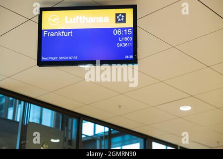 Nahaufnahme des Informationsbildschirms mit Fluginformationen am Flughafen. Griechenland. Thessaloniki. Stockfoto