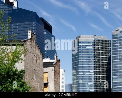 Alte, verfallene Mietshäuser und moderne Wolkenkratzer in Warschau. Stockfoto