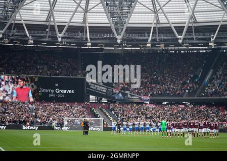 London, Großbritannien. September 2021. Beide Teams mit einem Zeichen des Respekts gegenüber dem ehemaligen Fußballspieler Jimmy Greaves, der am 19. September 2021 im Rahmen des Premier League-Spiels zwischen West Ham United und Manchester United im Olympic Park, London, England, verstarb. Foto von Andy Rowland. Quelle: Prime Media Images/Alamy Live News Stockfoto