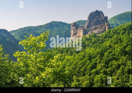 Das antike Castello della Pietra bei Vobbia im Naturpark Antola Stockfoto