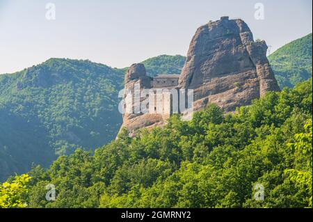 Das antike Castello della Pietra bei Vobbia im Naturpark Antola Stockfoto