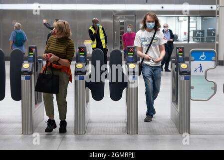 20/09/2021. London, Großbritannien. Die U-Bahn-Station Battersea Power Station wird eröffnet und nimmt heute ihre ersten Passagiere mit - Northern Line Extension (NLE) zwischen Kennington und Battersea über Nine Elms. Foto von Ray Tang. Stockfoto