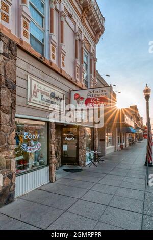 CODY, WY - AUG 2021 : Geschäfte entlang der Sheridan Ave, der Hauptstraße von Cody. Stockfoto