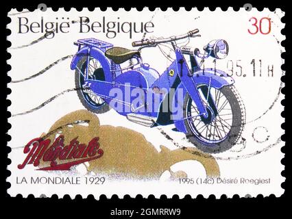 MOSKAU, RUSSLAND - 6. NOVEMBER 2019: Briefmarke gedruckt in Belgien zeigt Motorräder - La Mondiale 1929, Motorbikes Serie, 30 fr - Belgischer Franken, circ Stockfoto