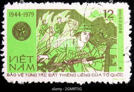 MOSKAU, RUSSLAND - 6. NOVEMBER 2019: In Vietnam gedruckte Briefmarke zeigt Battle Scene, vietnamesische Volksarmee Serie, um 1979 Stockfoto