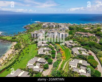 Luftaufnahme des tropischen Ziels mit weißem Sand und türkisfarbenem Wasser. Kapalua Küste in Maui, Hawaii. Stockfoto