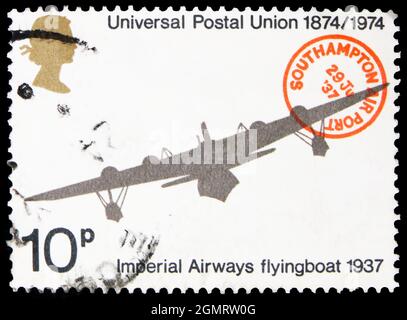 MOSKAU, RUSSLAND - 6. NOVEMBER 2019: Die in Großbritannien gedruckte Briefmarke zeigt Imperial Airways Short S.21 Flying Boat Maia, 1937, U.P.U. (Universell Stockfoto