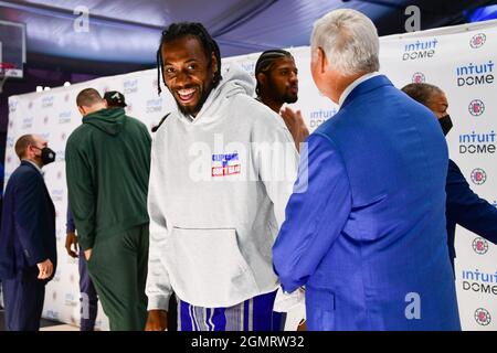 Der Schusswächter Kawhi Leonard von Los Angeles Clippers (links) spricht mit Jerry West (rechts) während einer Grundsteinlegung für das neue Haus der Los A Stockfoto