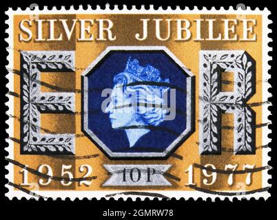 MOSKAU, RUSSLAND - 6. NOVEMBER 2019: Die in Großbritannien gedruckte Briefmarke zeigt Silver Jubilee - 10p, Silver Jubilee of Queen Elizabeth II Serie, CIR Stockfoto