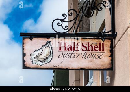 Schild mit dem Restaurant Half Shell Oyster House in der Innenstadt von Gulfport, Mississippi, USA. Stockfoto