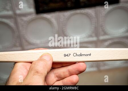 POV männliche Hand mit neuem Holzpinsel Stockfoto