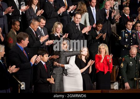 First Lady Michelle Obama umarmt Roxanna Green, als sie vor der Rede zur Lage der Union im US-Kapitol in Washington, D.C., am 25. Januar 2011 in die Kammer des Repräsentantenhauses eintritt. John und Roxanna Green sind die Eltern der elfjährigen Dallas und der verstorbenen Christina Taylor, dem neunjährigen Mädchen, das getötet wurde, als Anfang des Monats ein Schütze das Feuer auf die Republikanerin Gabrielle Giffords in Tucson eröffnete. (Offizielles Foto des Weißen Hauses von Chuck Kennedy) Dieses offizielle Foto des Weißen Hauses wird nur zur Veröffentlichung durch Nachrichtenorganisationen und/oder zum persönlichen Druck durch die Betreffenden des Fotos zur Verfügung gestellt. T Stockfoto