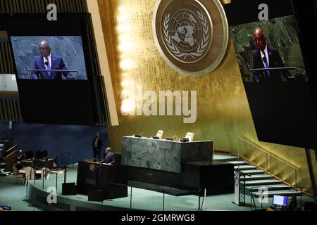 (210920) -- UNITED NATIONS, 20. September 2021 (Xinhua) -- der Präsident der 76. Sitzung der Generalversammlung der Vereinten Nationen Abdulla Shahid (auf dem Podium und auf den Bildschirmen) spricht im zweiten SDG-Moment, Eine hochrangige Veranstaltung, die am 20. September 2021 in der Generalversammlung des UN-Hauptquartiers in New York globale Maßnahmen zur Agenda 2030 ansteigte. Abdulla Shahid forderte am Montag mehr Unterstützung und Ressourcen, um weniger entwickelten Ländern zu helfen, die Ziele für nachhaltige Entwicklung (SDGs) bis zum Ende des Jahrzehnts zu erreichen. (Xinhua/Xie E) Stockfoto