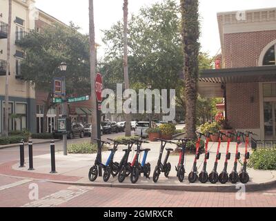 Baldwin Park, Florida, in der Nähe von Orlando mit Blick auf die Innenstadt. Die relativ junge Entwicklung hat eine alte Naval-Anlage in eine geplante Gemeinde umgewandelt. Stockfoto