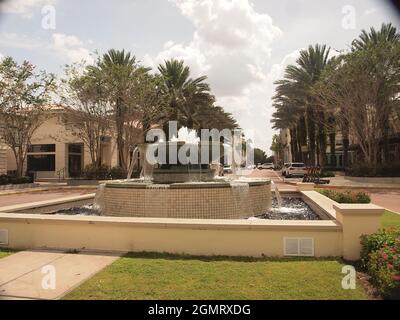 Baldwin Park, Florida, in der Nähe von Orlando mit Blick auf die Innenstadt. Die relativ junge Entwicklung hat eine alte Naval-Anlage in eine geplante Gemeinde umgewandelt. Stockfoto