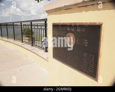 Baldwin Park, Florida, in der Nähe von Orlando mit Blick auf die Innenstadt. Die relativ junge Entwicklung hat eine alte Naval-Anlage in eine geplante Gemeinde umgewandelt. Stockfoto