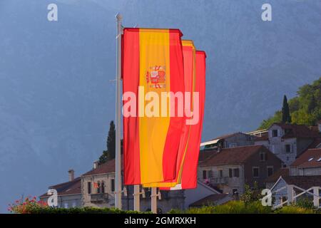 Im 5-Sterne-Hotel Iberostar Heritage Grand Perast in Perast, Montenegro, fliegen die spanischen, montenegrinischen und österreichischen Flaggen stolz Seite an Seite Stockfoto