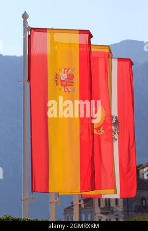 Im 5-Sterne-Hotel Iberostar Heritage Grand Perast in Perast, Montenegro, fliegen die spanischen, montenegrinischen und österreichischen Flaggen stolz Seite an Seite Stockfoto