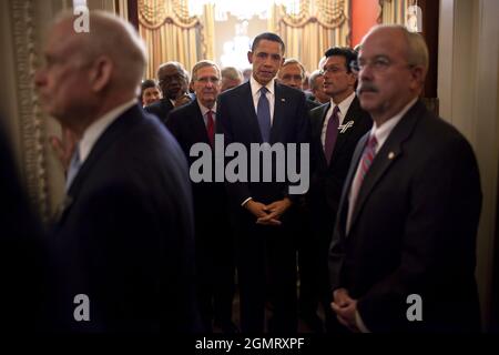 Präsident Barack Obama steht mit Mitgliedern des Kongresses im Repräsentantenhaus, dem Festamt des Sprechers John Boehner, als Bill Livingood, Oberfeldwebel bei Waffen, links, und Terrance Gainer, Senatsfeldwebel bei Waffen, rechts, sich darauf vorbereiten, sie am 25. Januar 2011 auf den Boden der Kammer des Repräsentantenhauses im US-Kapitol zu begleiten. (Offizielles Foto des Weißen Hauses von Pete Souza) Dieses offizielle Foto des Weißen Hauses wird nur zur Veröffentlichung durch Nachrichtenorganisationen und/oder zum persönlichen Druck durch die Betreffzeile(en) des Fotos zur Verfügung gestellt. Das Foto darf in keiner Weise manipuliert werden und darf nicht in der Kommerzie verwendet werden Stockfoto