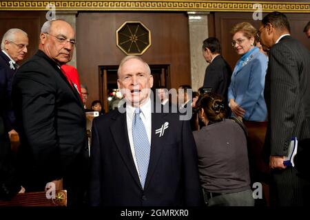 Bill Livingood, Abgeordnetenfeldwebel des Repräsentantenhauses, kündigt die Ankunft von Präsident Barack Obama auf dem Boden der Kammer des Repräsentantenhauses im US-Kapitol für die Rede zur Lage der Union am 25. Januar 2011 an. (Offizielles Foto des Weißen Hauses von Pete Souza) Dieses offizielle Foto des Weißen Hauses wird nur zur Veröffentlichung durch Nachrichtenorganisationen und/oder zum persönlichen Druck durch die Betreffzeile(en) des Fotos zur Verfügung gestellt. Das Foto darf in keiner Weise manipuliert werden und darf nicht in kommerziellen oder politischen Materialien, Anzeigen, E-Mails, Produkten, Werbeaktionen verwendet werden, die in irgendeiner Weise eine Genehmigung oder einen Endor nahelegen Stockfoto