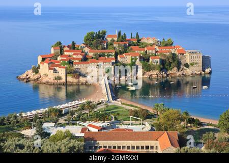 Panoramablick über die wunderschöne Insel (derzeit das 5-Sterne-Hotel Resort Aman Sveti Stefan) von Sveti Stefan, Montenegro Stockfoto