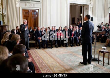 Präsident Barack Obama hört zu, während Senator Ted Kennedy eine zweite Sitzung des Gesundheitsgipfels mit Kongressmitgliedern im Ostsaal des Weißen Hauses am 5. März 2009 anspricht. (Offizielles Foto des Weißen Hauses von Pete Souza) Dieses offizielle Foto des Weißen Hauses wird nur zur Veröffentlichung durch Nachrichtenorganisationen und/oder zum persönlichen Druck durch die Betreffzeile(en) des Fotos zur Verfügung gestellt. Das Foto darf in keiner Weise manipuliert werden und darf nicht in kommerziellen oder politischen Materialien, Anzeigen, E-Mails, Produkten oder Werbeaktionen verwendet werden, die in irgendeiner Weise die Zustimmung oder Billigung des P nahelege Stockfoto