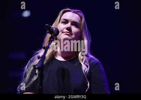 19. September 2021, Portsmouth, Virginia, USA: DAISY THE GREAT unterhält die Leute am 19. September 2021 im Atlantic Union Bank Pavilion in Portsmouth, Virginia..Â© Jeff Moore 2021. (Bild: © Jeff Moore/ZUMA Press Wire) Stockfoto