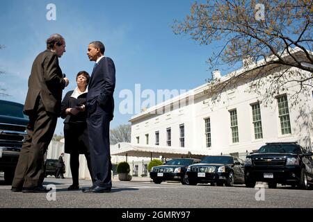 Präsident Barack Obama spricht mit Cass Sunstein, dem Administrator des Büros für Information und Regulatory Affairs, und der Senior Advisor Valerie Jarrett auf der West Executive Avenue zwischen dem Westflügel des Weißen Hauses und dem Eisenhower Executive Office Building, 7. April 2011. (Offizielles Foto des Weißen Hauses von Pete Souza) Dieses offizielle Foto des Weißen Hauses wird nur zur Veröffentlichung durch Nachrichtenorganisationen und/oder zum persönlichen Druck durch die Betreffzeile(en) des Fotos zur Verfügung gestellt. Das Foto darf in keiner Weise manipuliert werden und darf nicht in kommerziellen oder politischen Materialien verwendet werden Stockfoto