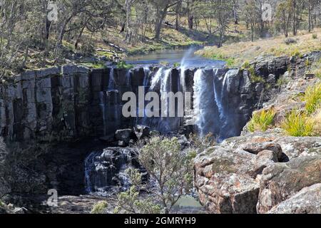 Upper Ebor Falls, im Guy Fawkes River National Park, Es gab starken Wind, der das Wasser im Wasserfall in die Luft sprengte. Stockfoto