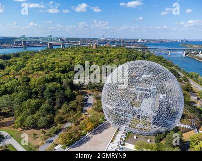 Luftaufnahme der Montreal Biosphäre im Sommer sonnigen Tag. Jean-Drapeau Park, Saint Helens Island. Ein Museum, das der Umwelt gewidmet ist. Stockfoto