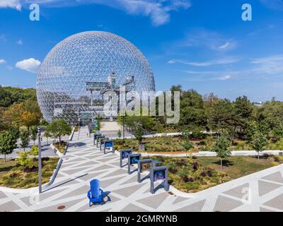 Luftaufnahme der Montreal Biosphäre im Sommer sonnigen Tag. Jean-Drapeau Park, Saint Helens Island. Ein Museum, das der Umwelt gewidmet ist. Stockfoto