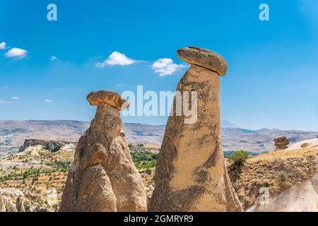 Drei Schönheiten (uc guzeller), Nevsehir Rock Hills in Kappadokien, Feenkamine, enorme natürliche Schönheit Stockfoto