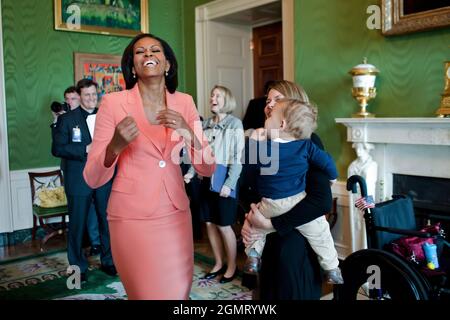 First Lady Michelle Obama lacht beim Besuch von Brianna Mast, der Frau des verwundeten Kriegers Sgt. Brian Mast und ihr Sohn Magnus im Grünen Raum des Weißen Hauses vor der Initiative zur Unterstützung von Militärfamilien am 12. April 2011. (Offizielles Foto des Weißen Hauses von Samantha Appleton) Dieses offizielle Foto des Weißen Hauses wird nur zur Veröffentlichung durch Nachrichtenorganisationen und/oder zum persönlichen Druck durch die Betreffenden der Fotografie zur Verfügung gestellt. Das Foto darf in keiner Weise manipuliert werden und darf nicht in kommerziellen oder politischen Materialien, Werbung, verwendet werden Stockfoto