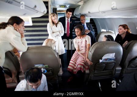 First Lady Michelle Obama und Dr. Jill Biden, ganz links sitzend, treffen sich mit Mitarbeitern an Bord von Bright Star während eines Fluges von der New River Marine Corps Air Station in North Carolina zum Lackland Air Force Base in San Antonio, Texas, am 13. April 2011. Die Reise sollte eine nationale Initiative zur Unterstützung und Ehre der amerikanischen Dienstmitglieder und ihrer Familien ins Leben rufen. (Offizielles Foto des Weißen Hauses von Chuck Kennedy) Dieses offizielle Foto des Weißen Hauses wird nur zur Veröffentlichung durch Nachrichtenorganisationen und/oder zum persönlichen Druck durch die Betreffenden des Fotos zur Verfügung gestellt. Der Photograp Stockfoto