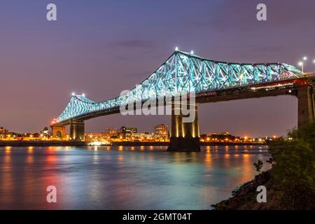 Jacques Cartier Brücke beleuchtet in der Nacht. Montreal, Quebec, Kanada. Stockfoto