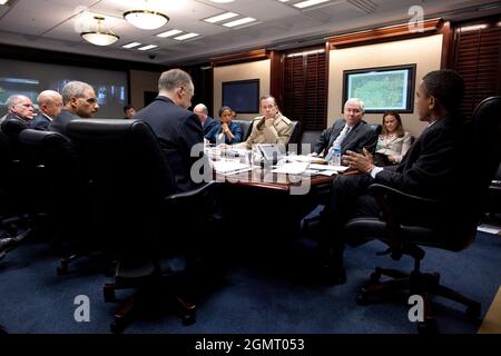 Präsident Barack Obama trifft sich mit seinem nationalen Sicherheitsteam zu Afghanistan und Pakistan im Situationsraum des Weißen Hauses, 25. April 2011. Im Uhrzeigersinn vom Präsidenten sind zu sehen: Nationaler Sicherheitsberater Tom Donilon; Generalstaatsanwalt Eric Holder; Direktor des nationalen Geheimdienstes James Clapper; John Brennan, Assistent des Präsidenten für innere Sicherheit und Terrorismusbekämpfung; Neal Wolin, stellvertretender Finanzminister; Stabschef Bill Daley; Susan Rice, Ständige Vertreterin der USA bei den Vereinten Nationen; Admiral Michael Mullen, Vorsitzender, Joint Chiefs of Staff; Verteidigungsminister Stockfoto