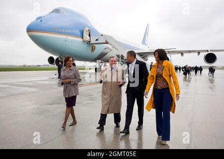 Präsident Barack Obama, First Lady Michelle Obama und Marian Robinson gehen mit dem Bürgermeister von Chicago, Richard Daley, vom Air Force One zum Marine One am O'Hare International Airport in Chicago, Illinois, 27. April 2011. (Offizielles Foto des Weißen Hauses von Pete Souza) Dieses offizielle Foto des Weißen Hauses wird nur zur Veröffentlichung durch Nachrichtenorganisationen und/oder zum persönlichen Druck durch die Betreffzeile(en) des Fotos zur Verfügung gestellt. Das Foto darf in keiner Weise manipuliert werden und darf nicht in kommerziellen oder politischen Materialien, Werbung, E-Mails, Produkten oder Werbeaktionen verwendet werden, die in irgendeiner Weise nahelegen Stockfoto