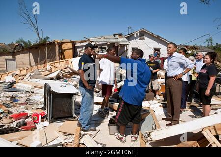 Präsident Barack Obama und First Lady Michelle Obama inspizieren Tornadoschäden mit Bewohnern des Viertels Alberta in Tuscaloosa, Alabama, 29. April 2011. (Offizielles Foto des Weißen Hauses von Pete Souza) Dieses offizielle Foto des Weißen Hauses wird nur zur Veröffentlichung durch Nachrichtenorganisationen und/oder zum persönlichen Druck durch die Betreffzeile(en) des Fotos zur Verfügung gestellt. Das Foto darf in keiner Weise manipuliert werden und darf nicht in kommerziellen oder politischen Materialien, Anzeigen, E-Mails, Produkten oder Werbeaktionen verwendet werden, die in irgendeiner Weise die Zustimmung oder Billigung des Präsidenten, der Fir, nahelege Stockfoto