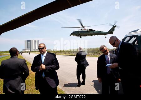 Präsident Barack Obama und die erste Familie kommen in der Towway Landing Zone im Kennedy Space Center in Cape Canaveral, Florida, 29. April 2011 an. (Offizielles Foto des Weißen Hauses von Pete Souza) Dieses offizielle Foto des Weißen Hauses wird nur zur Veröffentlichung durch Nachrichtenorganisationen und/oder zum persönlichen Druck durch die Betreffzeile(en) des Fotos zur Verfügung gestellt. Das Foto darf in keiner Weise manipuliert werden und darf nicht in kommerziellen oder politischen Materialien, Anzeigen, E-Mails, Produkten, Werbeaktionen verwendet werden, die in irgendeiner Weise die Zustimmung oder Billigung des Präsidenten, der ersten Familie, Stockfoto